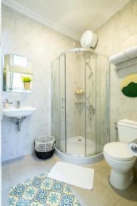 科贾扬Siji Plemburan Vacation Home的带淋浴、卫生间和盥洗盆的浴室