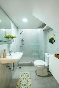 科贾扬Siji Plemburan Vacation Home的白色的浴室设有水槽和卫生间。