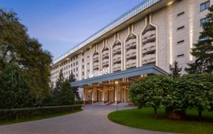 阿拉木图Swissôtel Wellness Resort Alatau Almaty的进入酒店入口的 ⁇ 染