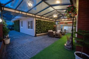 瑞诗凯诗Terrakotta Rishikesh的户外庭院设有绿墙和灯