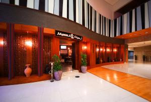 富查伊拉宜必思富查伊拉酒店的种植了盆栽植物的酒店大厅