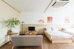 吉隆坡SETAPAK CENTRAL KL-zeta suite by ALOHA的一间白色卧室,配有床和电视