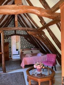 Saint-Alvèreroquebrune的阁楼上的卧室配有床和桌子