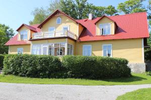 NurmeNurmeveski Guesthouse的黄色的房屋,有红色的屋顶