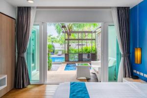 邦涛海滩Hotel COCO Phuket Bangtao - SHA Extra Plus的一间卧室配有一张床,享有游泳池的景色