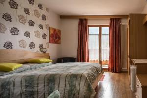维哥迪法萨索恩索尔酒店的一间卧室设有一张床和一个窗口