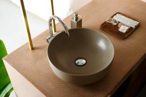 石垣岛MEGURU l 巡的浴室内一个碗形水槽