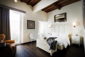 佛罗伦萨佛罗伦萨艺术公寓的卧室设有白色的床和大窗户