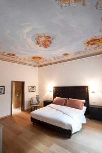 佛罗伦萨佛罗伦萨艺术公寓的一间卧室配有一张天花板上绘画的床