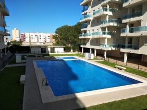 皮莱斯Apartamento nuevo en la playa de Piles的大楼前的游泳池