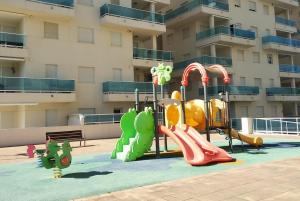 皮莱斯Apartamento nuevo en la playa de Piles的公寓大楼前的游乐场