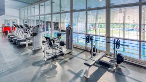 波普拉德水城滨江酒店的健身房,配有各种跑步机和机器