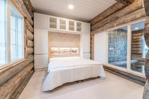 列维Fort Aurora的一间卧室设有一张床和石墙