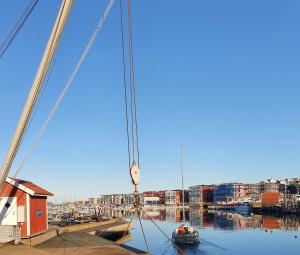 谢尔港50 m till bad i centrala Skärhamn的船停靠在码头