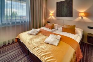 斯塔拉·里斯拉Horizont Resort的酒店客房设有两张床和大窗户。