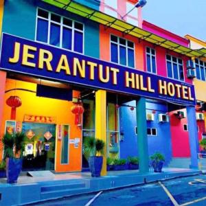 而连突JERANTUT HILL HOTEL的色彩缤纷的酒店,标有读耶克努特山酒店