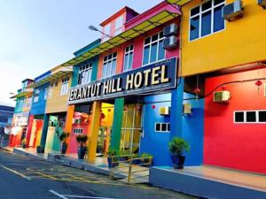 而连突JERANTUT HILL HOTEL的街道上色彩鲜艳的酒店