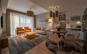 伊斯坦布尔The Superior Living Batışehir的客厅配有沙发和桌子