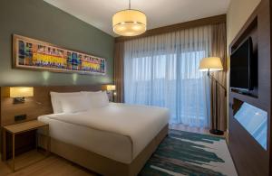 伊斯坦布尔The Superior Living Batışehir的酒店客房设有一张大床和一台电视。