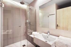 富恩拉夫拉达B&B HOTEL Madrid Fuenlabrada的白色的浴室设有水槽和淋浴。