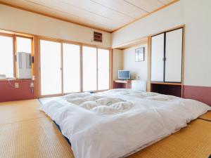 Shimojo muraOogute Kohan Shirasagi So的窗户客房内的一张大白色床