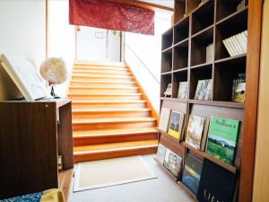 Shimojo muraOogute Kohan Shirasagi So的书架的楼梯