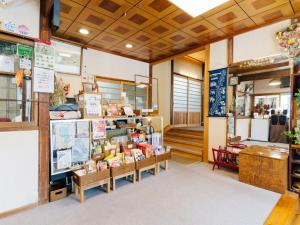 Shimojo muraOogute Kohan Shirasagi So的商店前有桌子和架子