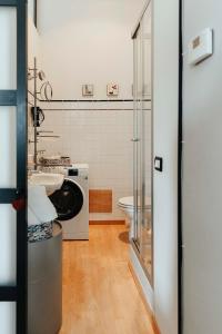 恩纳Il Loggione的一间带水槽和洗衣机的浴室