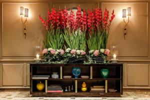 伦敦Flemings Mayfair - Small Luxury Hotel of the World的一张桌子上一大张红色花