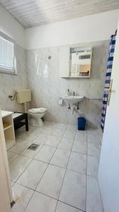 鲁巴达Apartments Danijela的一间带卫生间和水槽的浴室