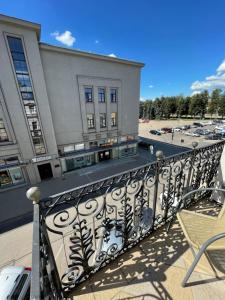 陶格夫匹尔斯Saules rati的大楼前带铁艺栏杆的阳台