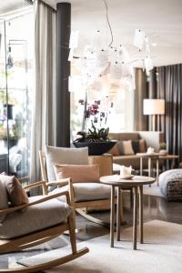 布鲁尼科佩特鲁斯酒店的客厅配有沙发、椅子和桌子