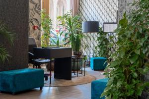 布达佩斯Hotel Memories Budapest的一间种植了盆栽植物的房间,一张桌子