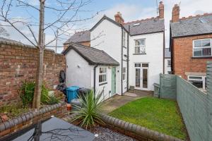 里辛Beautiful Redbrick Home in Ruthin Centre & Parking的享有带庭院的房屋外部景致