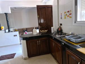 阿加迪尔Amam's Home的厨房配有冰箱和台面