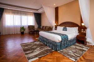 坎帕拉Kalanoga Resort的酒店客房设有床和客厅。