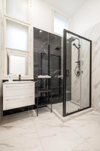 布达佩斯Prime Star Fashion street modern luxury apartments的带淋浴和盥洗盆的浴室