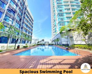 八打灵再也Pacific Home Petaling Jaya @ The Curve, 1 Utama, Universiti Malaya的一座建筑物中央的游泳池