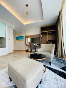 芽庄Panorama Apartment Sunset Nha Trang City的客厅配有沙发和桌子