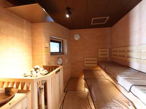 冈山Dormy Inn Okayama Natural Hot Spring的客房角落设有两张床。