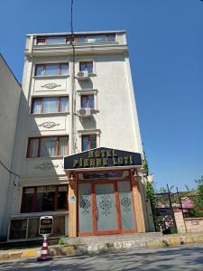 伊斯坦布尔İHVA HOTEL PİERRELOTİ的一座有比萨小屋标志的建筑