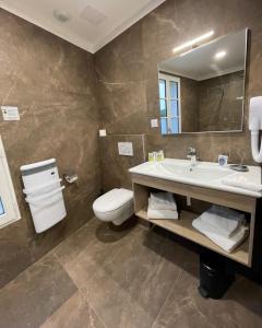 圣马丹德雷加里昂酒店的一间带水槽、卫生间和镜子的浴室