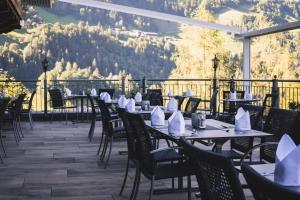 弗林肯贝格die Aussicht的餐厅配有桌椅,位于山脉的背景中