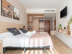 巴塞罗那limehome Barcelona Carrer de Besalú 82的卧室配有白色大床和白色枕头