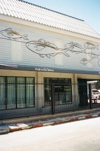 芭堤雅市中心Tali-Yailai Hostel的一面有鱼壁的建筑