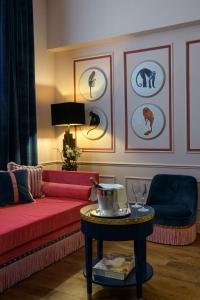 佛罗伦萨IL Tornabuoni The Unbound Collection by Hyatt的客厅配有红色的沙发和桌子