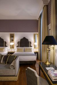 佛罗伦萨IL Tornabuoni The Unbound Collection by Hyatt的酒店客房,设有两张床和一张沙发