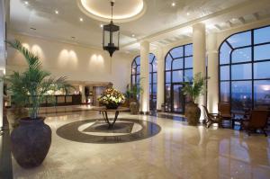 丰沙尔波尔图湾波尔图马尔酒店的大楼里带桌子和植物的大堂