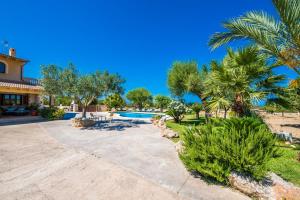 圣玛加利达Ideal Property Mallorca - Vernissa的一座别墅,设有游泳池和棕榈树