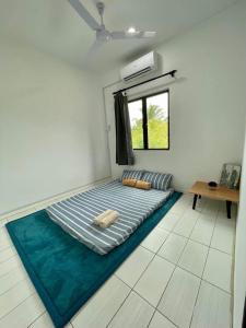 莎阿南Inderaloka Villa 23B Free Parking的窗户客房内的一张床位
